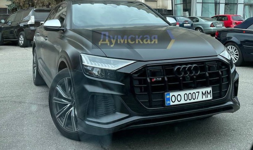 Нардеп від «Слуги народу» їздить на коштовному авто, яке оформлено на її матір  
