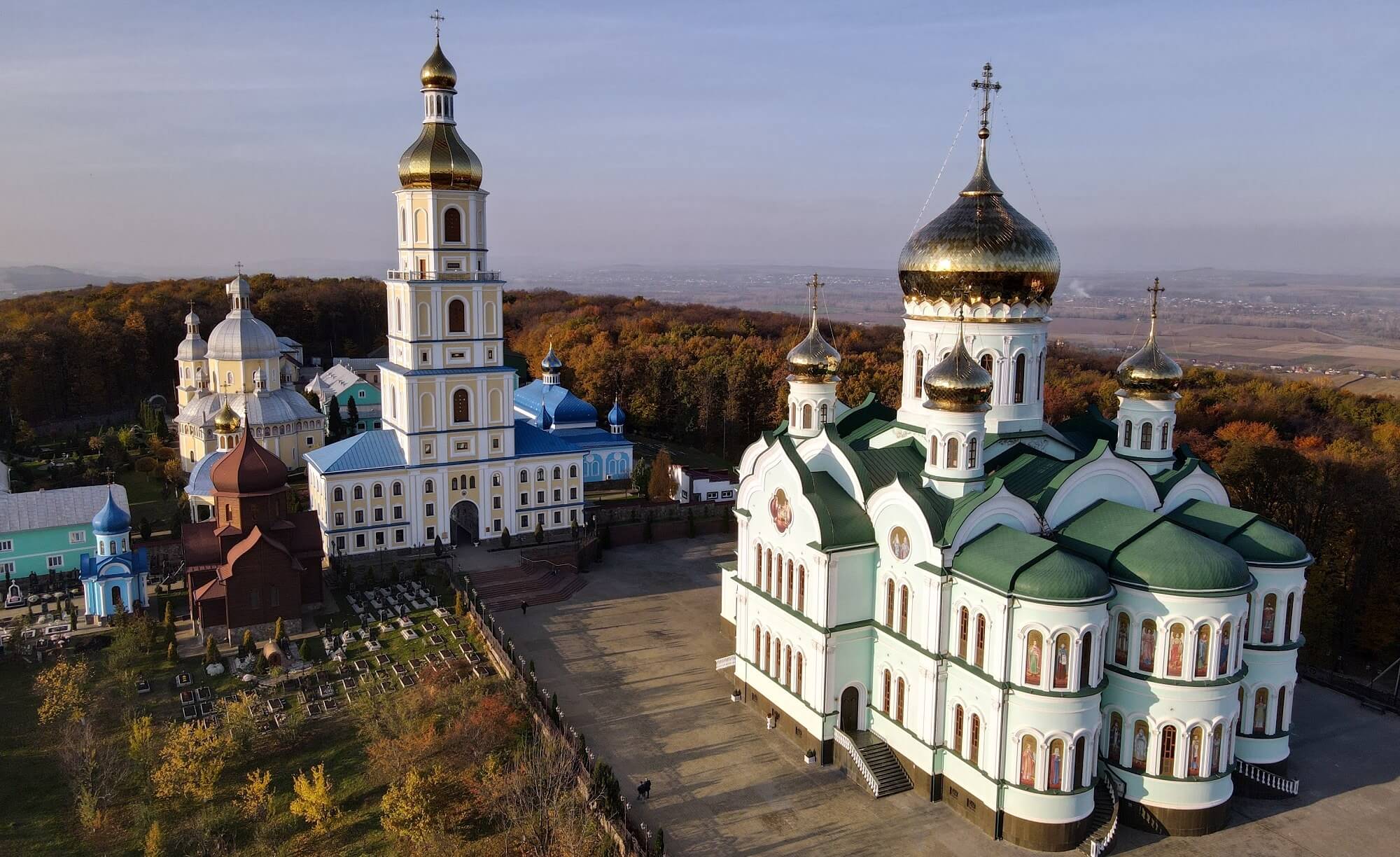 Банченский монастырь. Свято-Вознесенский Банченский монастырь. Вознесенский Банченский монастырь. Монастырь бэнчени Черновцы собор. Осенний православный храм в Архангельской области.