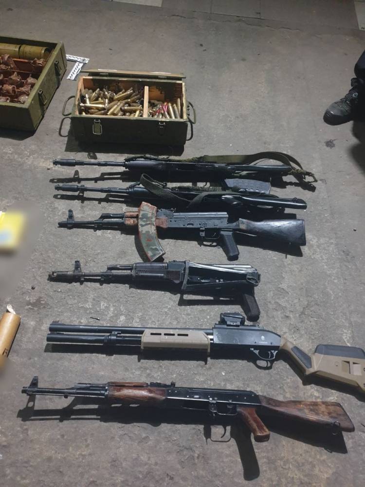На Київщині посадовець військкомату незаконно зберігав велику партію зброї