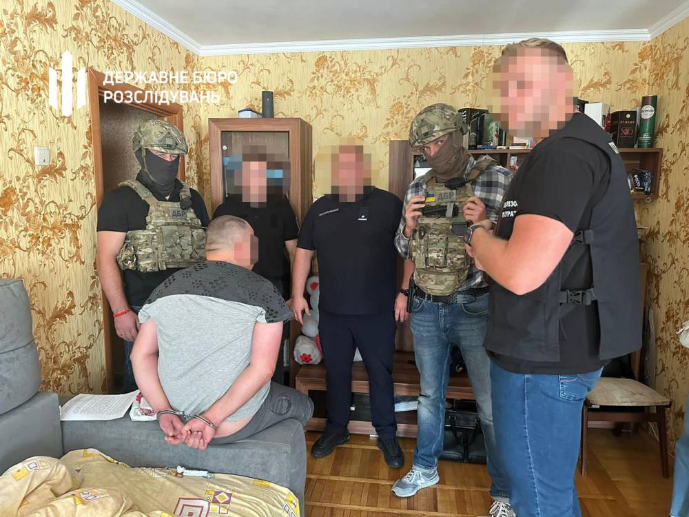 У Вінниці на хабарі затримали офіцера військкомату та двох лікарів