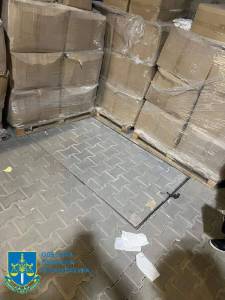 Під Одесою знайшли підземні сховища с цигарками та лінією виробництва  