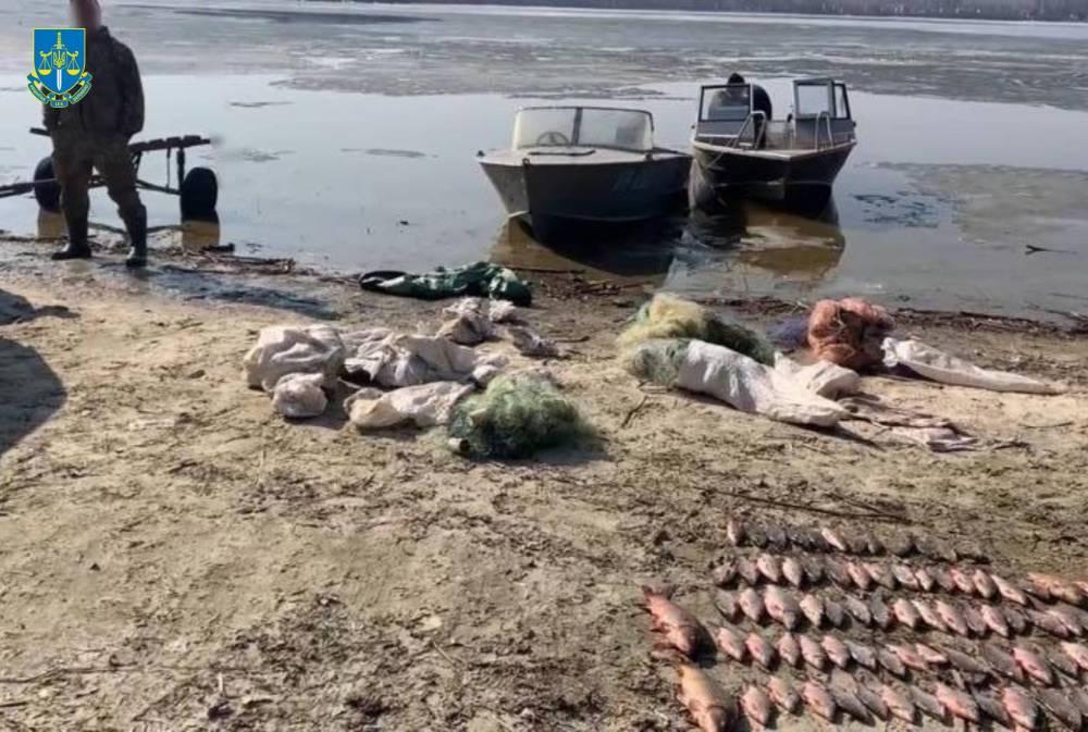 На Кіровоградщині начальник відділення поліції разом з патрульними нелегально виловлював рибу
