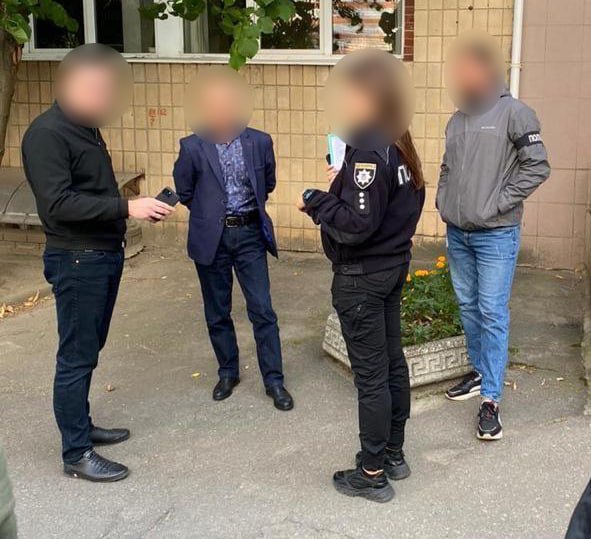 На Харківщині на хабарі затримали посадовця управління виконавчої служби