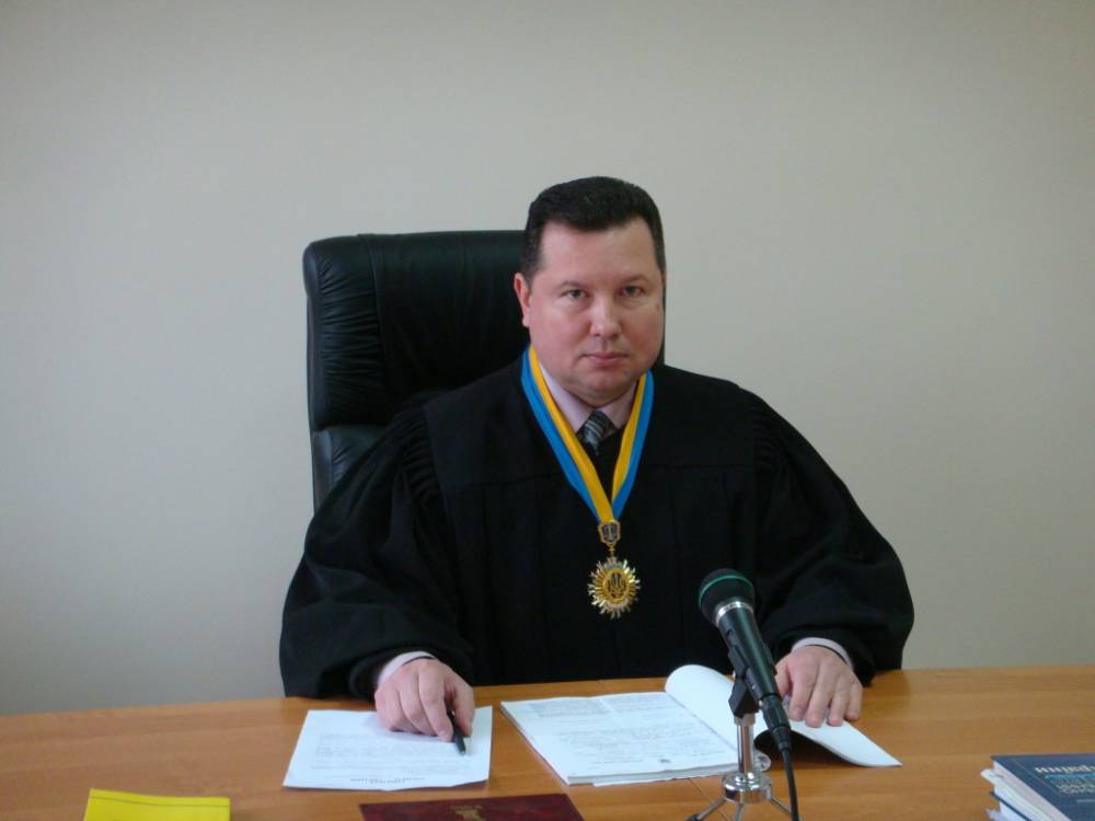 На Одещині суддя знищив хабар та втік від детективів НАБУ