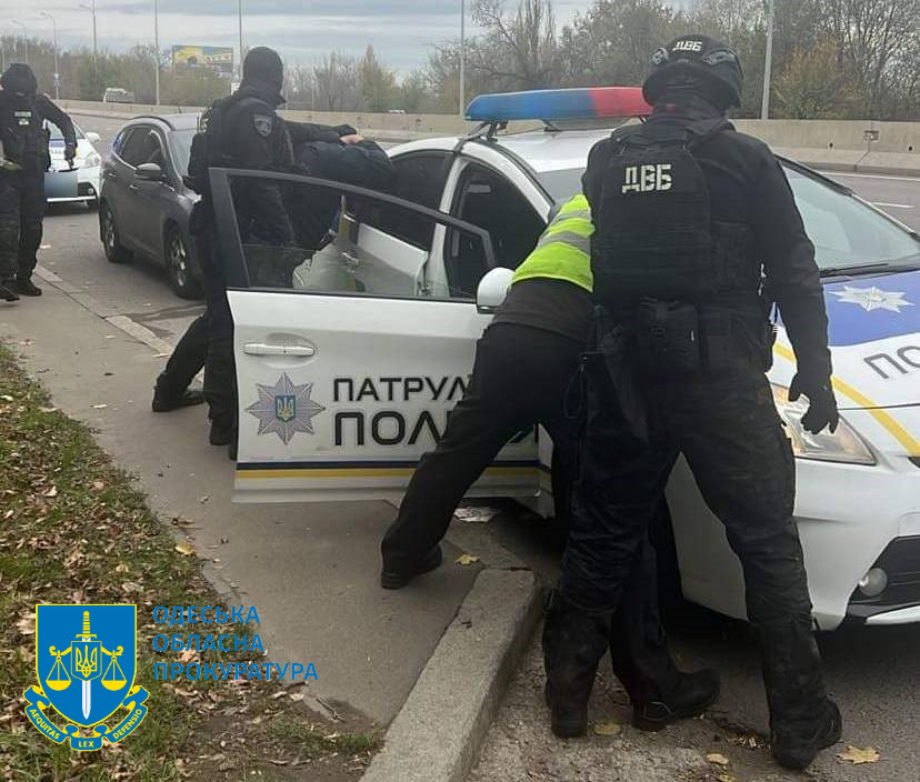 На Одещині двох патрульних затримали на хабарі