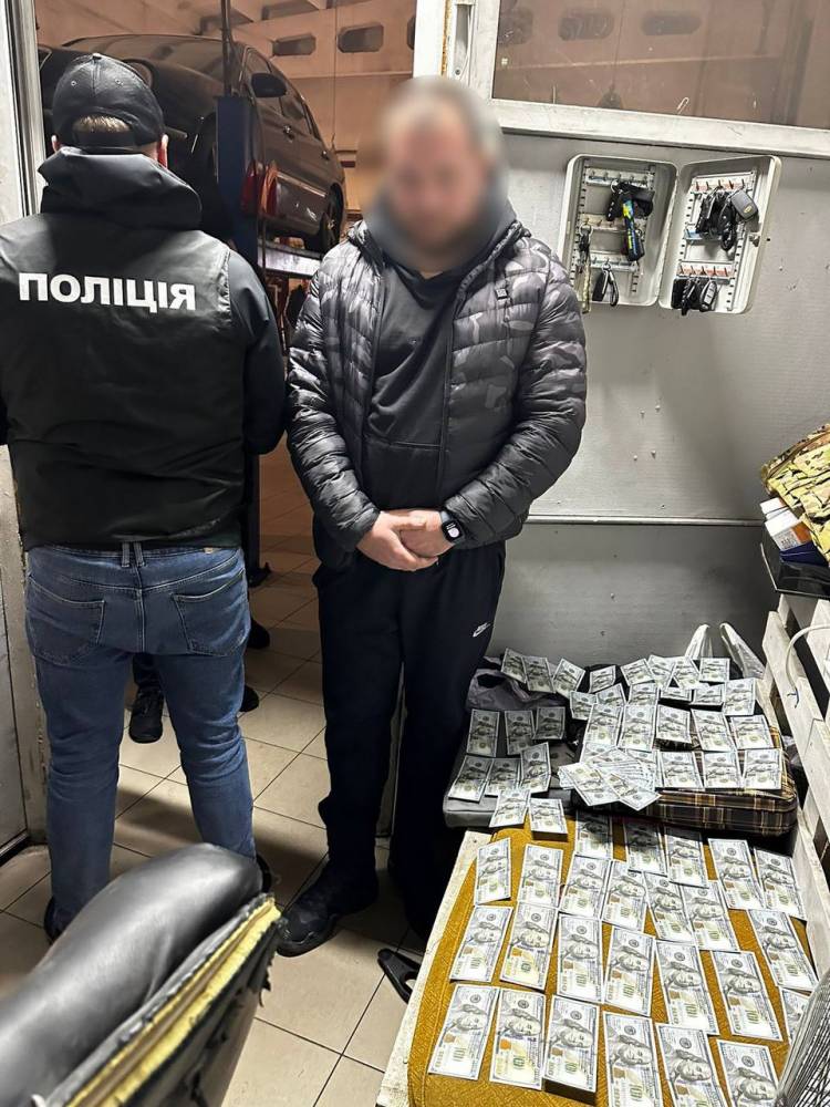 В Одесі військовослужбовець та керівник громадської організації допомогали ухилянтам