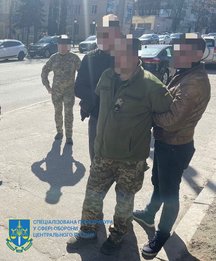 У Києві на хабарі затримали посадовця військкомату