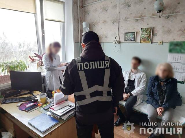 У Запорізькій області поліція знайшла у посадовців МСЕК 1,2 млн доларів готівки