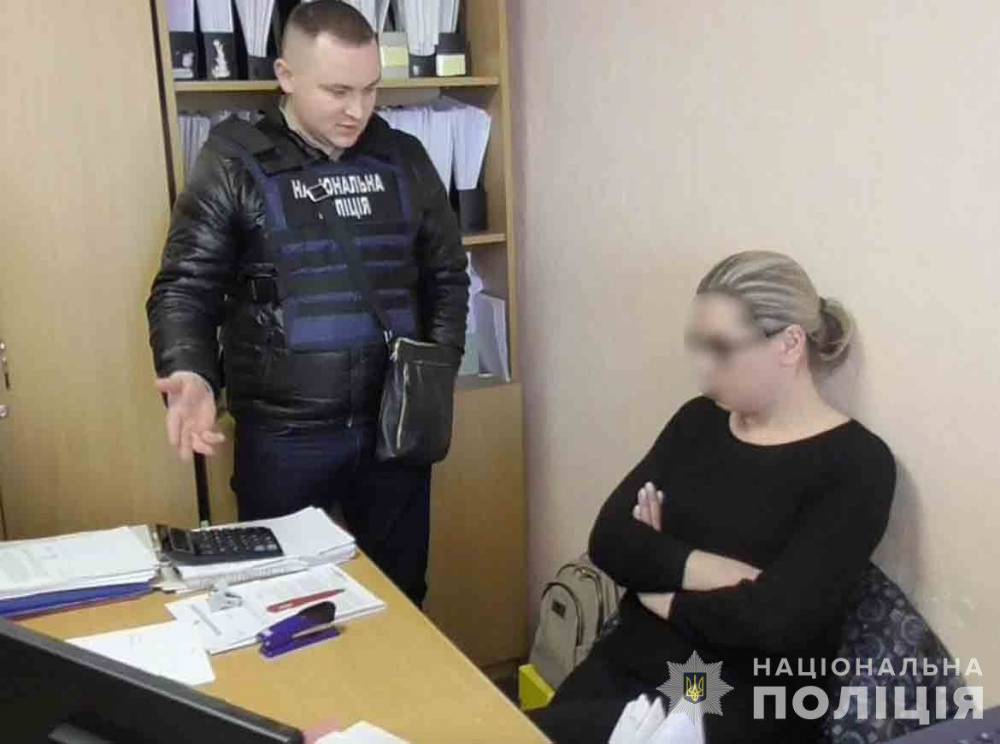 У Києві кіберполіцейські викрили держвиконавця, котра допомагала шахраям