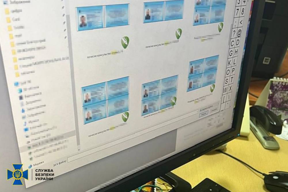 У Києві чоловікам продавали підробні «консульські» посвідчення для виїзду за кордон  