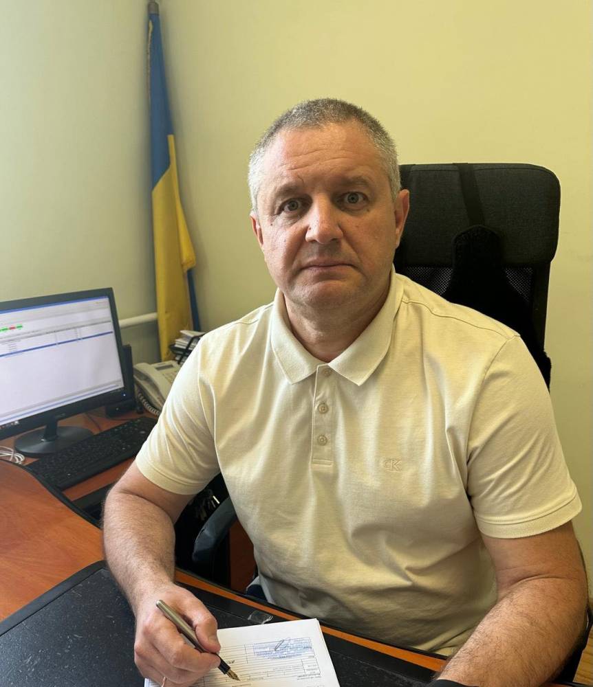 Голова Сервісного центру МВС у Калуші отримує пенсію та користується електромашиною свого сина