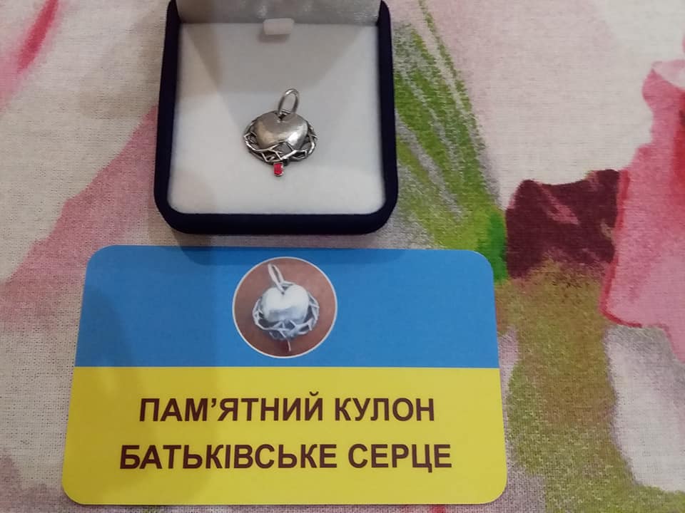 Громадська організація Павла Жебрівського заробляє кошти на врученні кулонів дітям загиблих вояків ЗСУ  