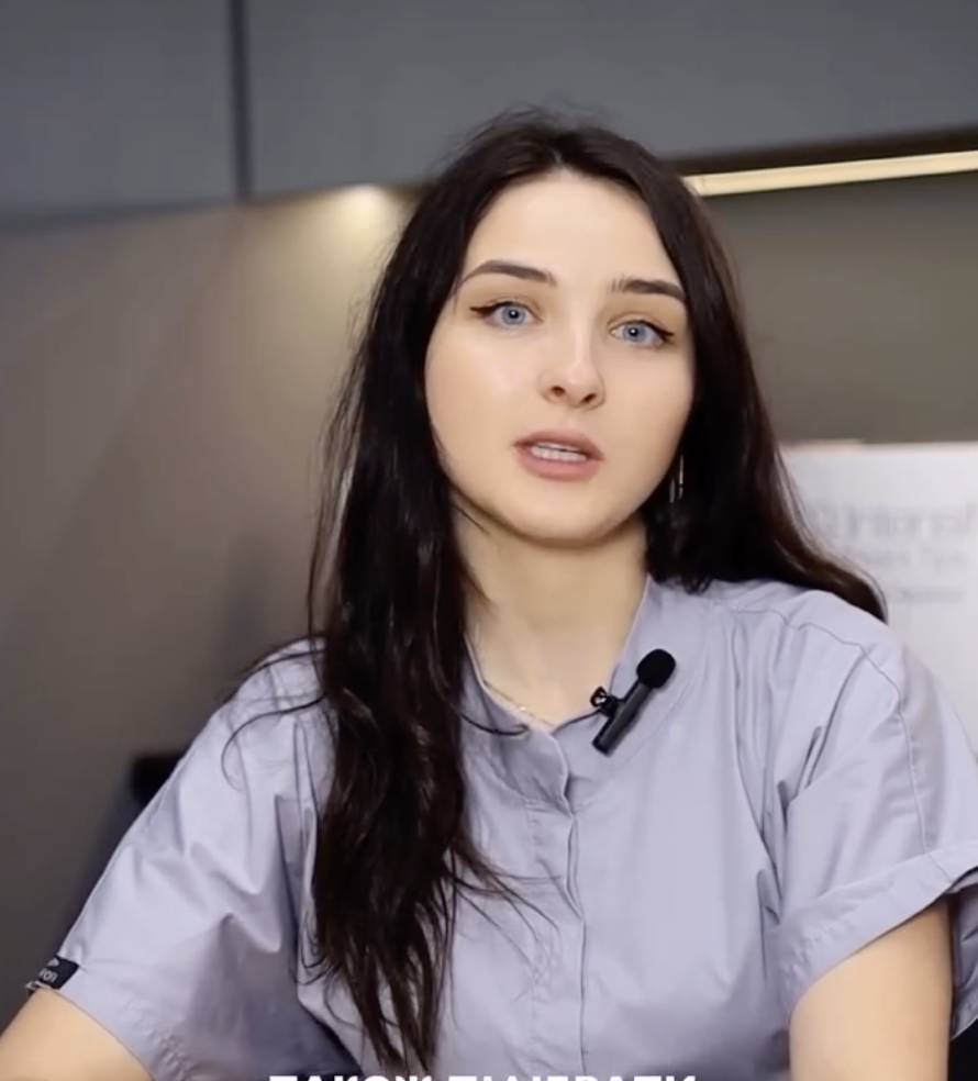 Поліцейський з Мукачева оформив землю, квартиру та коштовні авто на дружину-дерматолога  