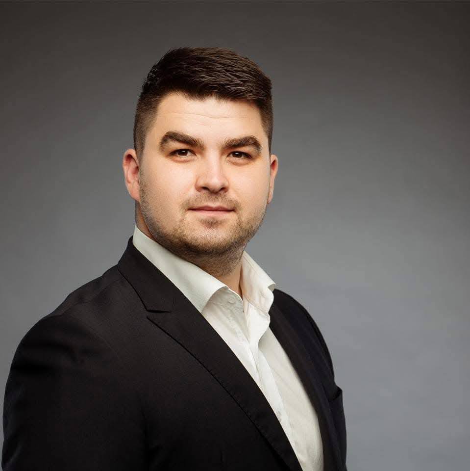 Поліцейський з Мукачева оформив землю, квартиру та коштовні авто на дружину-дерматолога  
