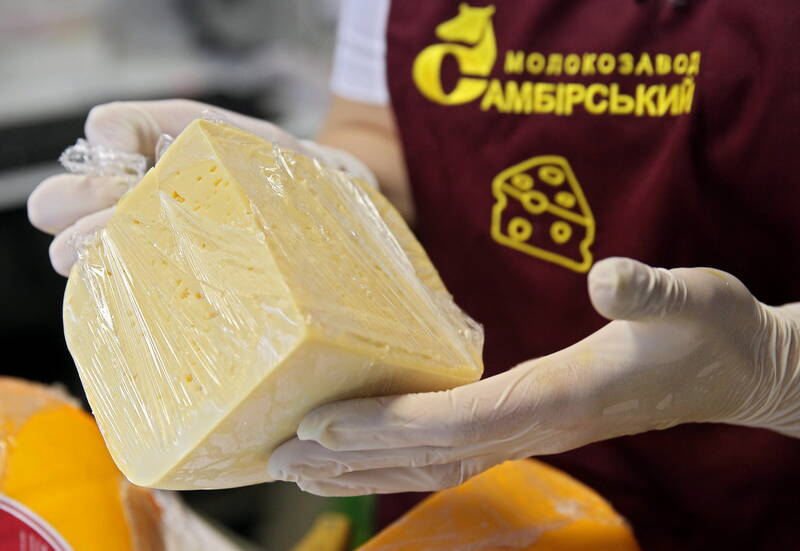 "Державний оператор тилу" замовляв неякісні сири та масло за завищеними вдвічі цінами  