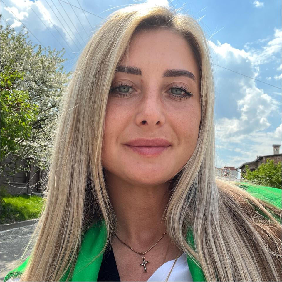 Поліцейська з Тернополя скуповує елітні автівки та приховує свого співмешканця