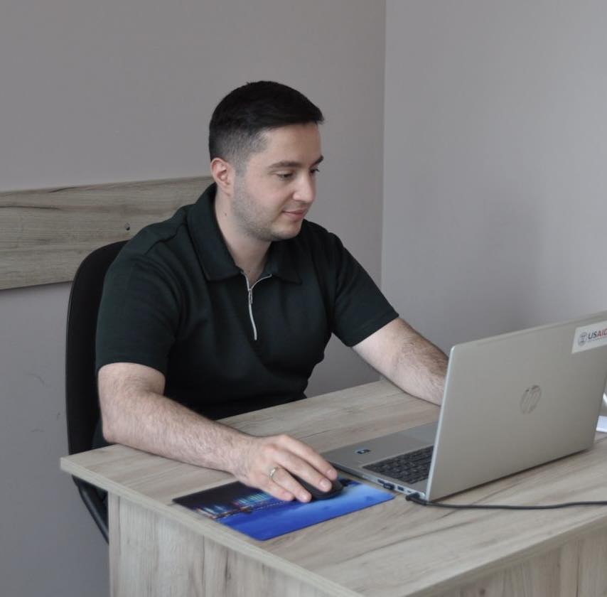 Посадовець секретаріату омбудсмена Омаров отримав від матері 600 тисяч гривень в подарунок