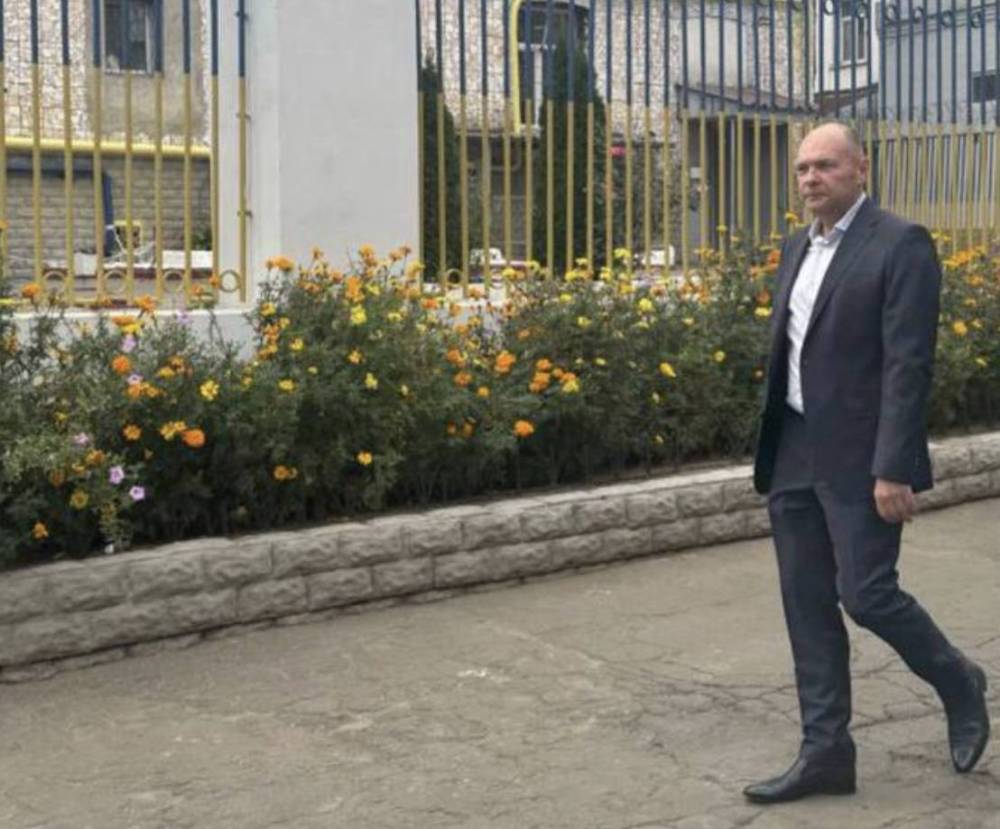 Керівник Новобаварської прокуратури Лесенко живе з дружиною в великому будинку тещі