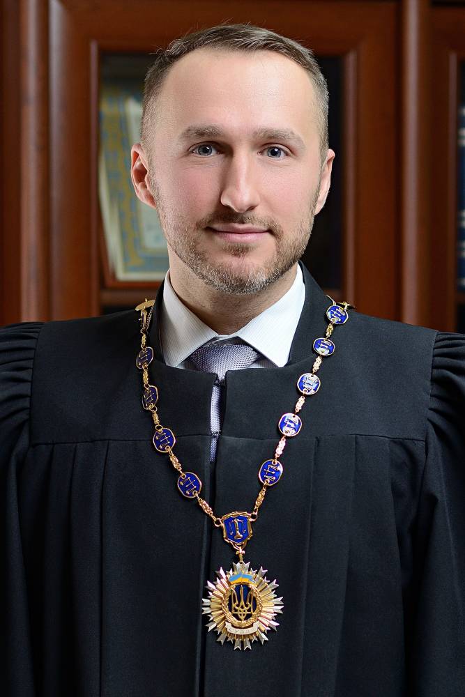 Суддя Мовчан з Дніпра використовує сестру та батька для приховування майна з декларацій