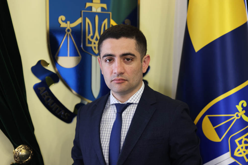 Прокурор Харківщини Омаров з родиною безоплатно мешкає в великій квартирі