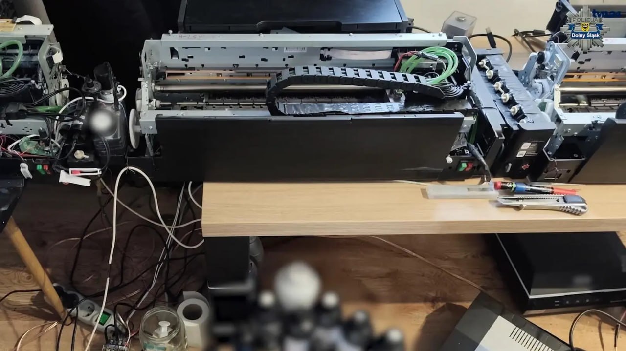 У Варшаві викрили друкарню, де ексофіцер СБУ виготовляв фальшиві польські купюри  