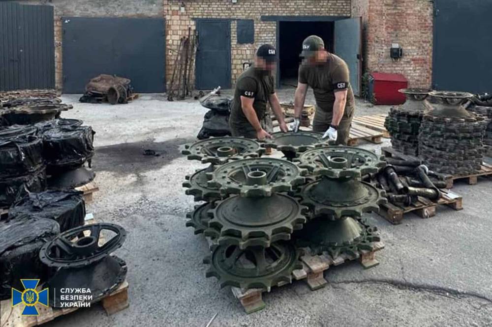 Бізнесмен Левінсон, що працює на армію Росії, контрабандно завозив запчастини для бронетехніки ЗСУ  