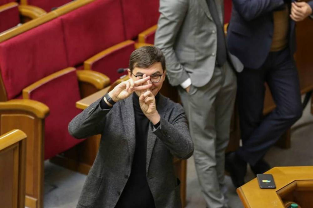 Нардеп Мотовиловець орендує елітну квартиру у фірми візажистки, що має борги за комуналку  