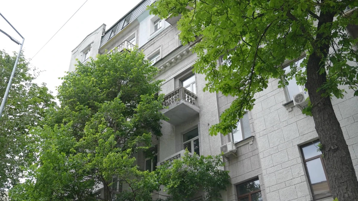 Нардеп Мотовиловець орендує елітну квартиру у фірми візажистки, що має борги за комуналку  