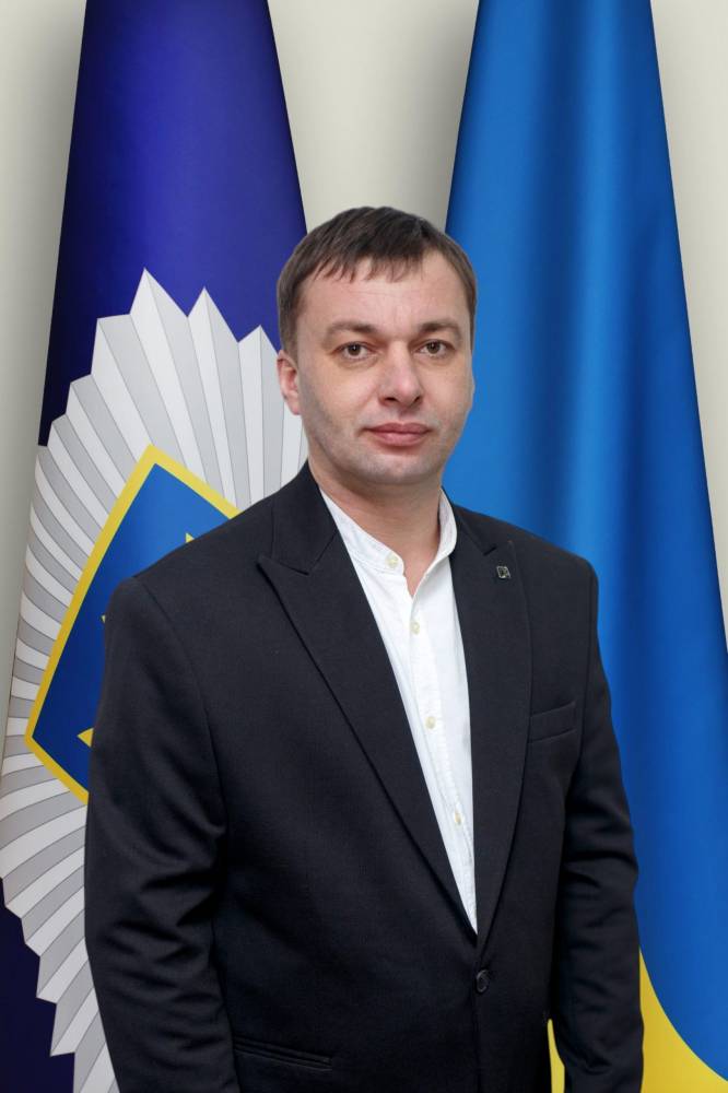 Керівник ТСЦ МВС Володимирці живе в батька, а його автопарк розписаний на родичів  